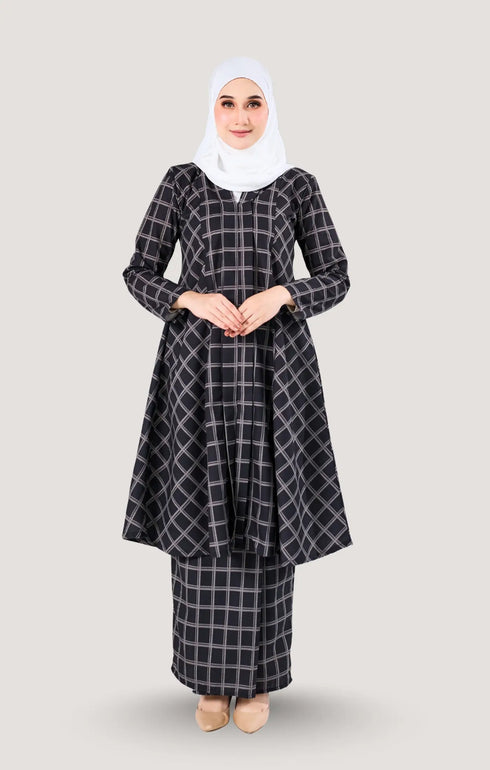 Model wearing Luna 3.0 Kebarung Linen Black Silver displaying overall drape and styling