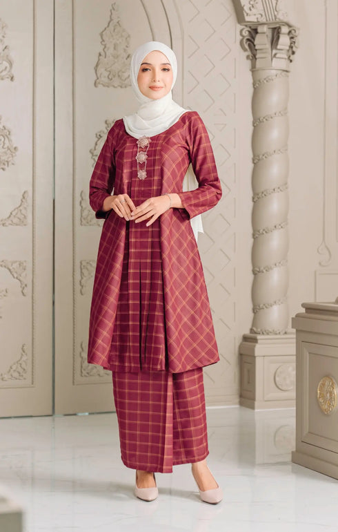 Front view Luna 3.0 Kebarung Linen Maroon showing classic kebarung design and fit