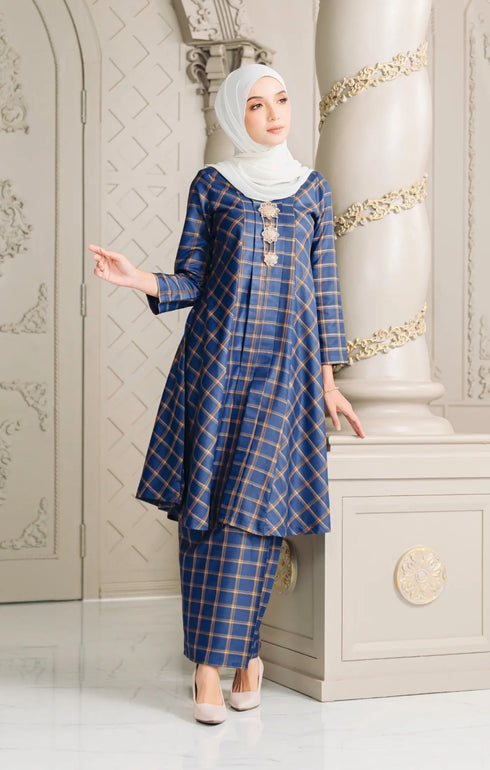 Model wearing Luna 3.0 Kebarung Linen Royal Blue displaying overall drape and styling