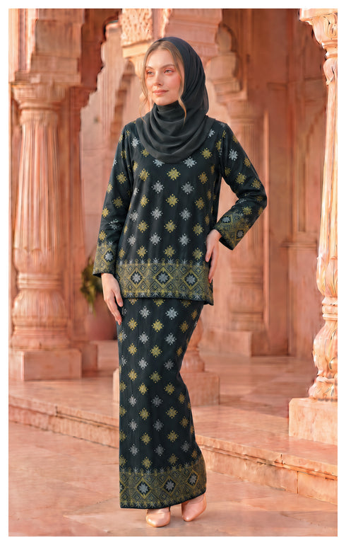 model wearing Kurung Kedah Dark Emerald Green side view showing standard fit silhouette