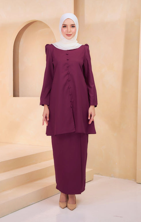 Kurung Riau Plain Magenta flat lay showing full kurung set with kain lipat depan