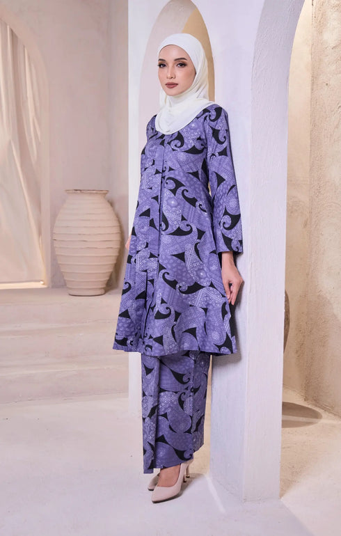 Model wearing Baju Kebarung Pasley Dusty Blue displaying overall styling and drape