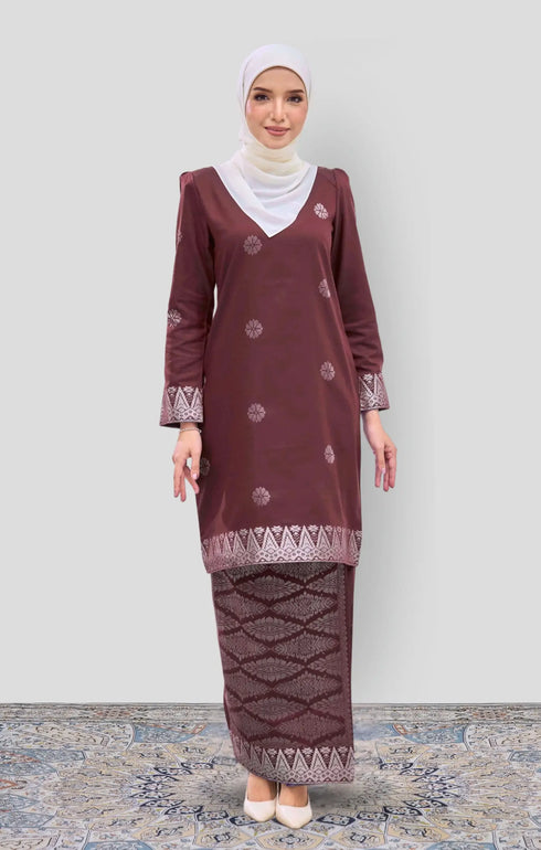 Riza 2.0 Kurung Moden Maroon Silver front view on model