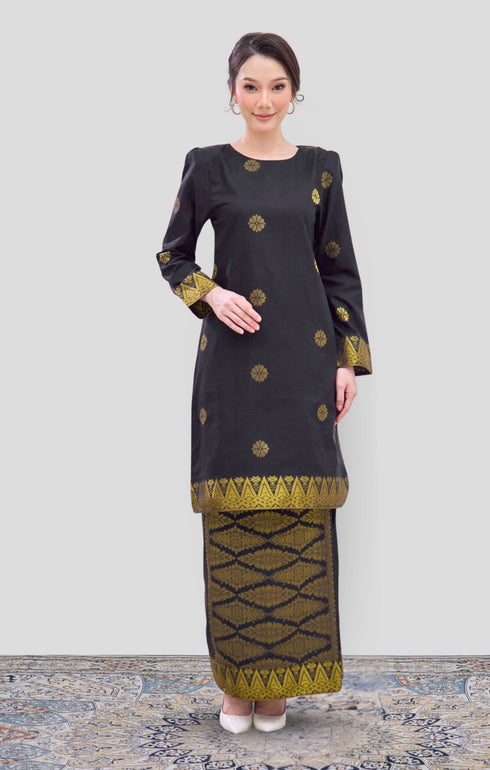 Riza 2.0 Kurung Moden Black Gold model wearing