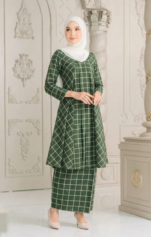 Front view Aruna Kebarung Linen Emerald Green Check D4‑1 showing kebarung design and fit