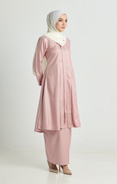 Side view Luna Kebarung Klasik Rose Gold highlighting long straight sleeve and silhouette
