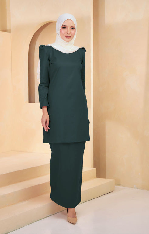 Kurung Moden Plain Dark Emerald Green view on model highlighting slim‑fit silhouette