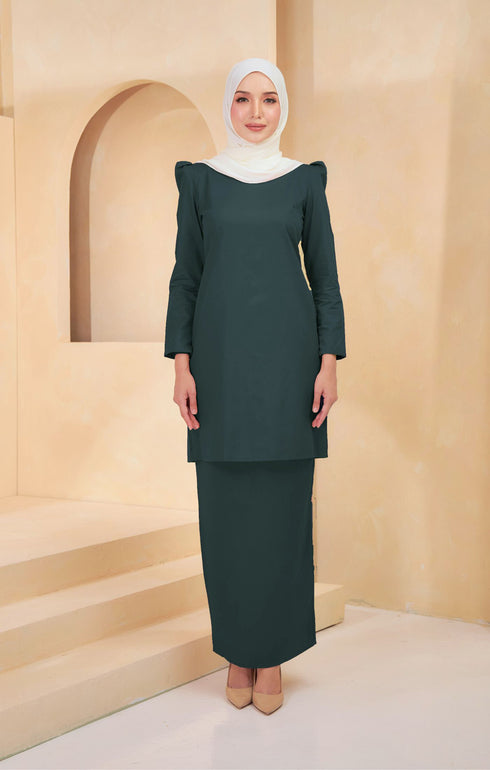 Kurung Moden Plain Dark Emerald Green front view on model showing round neck and puff shoulder